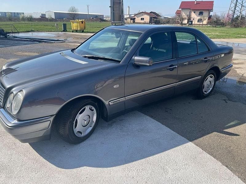 Gebraucht Mercedes E290 Elegance 129 PS (94 kW) 1997 Grau Limousine