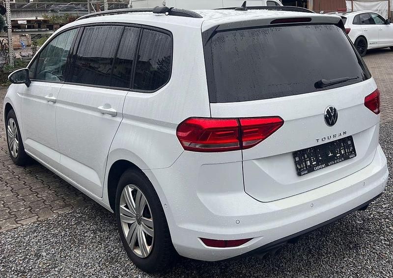 Gebraucht VW Touran 150 PS (110 kW) 2024 Weiß Van / Kleinbus