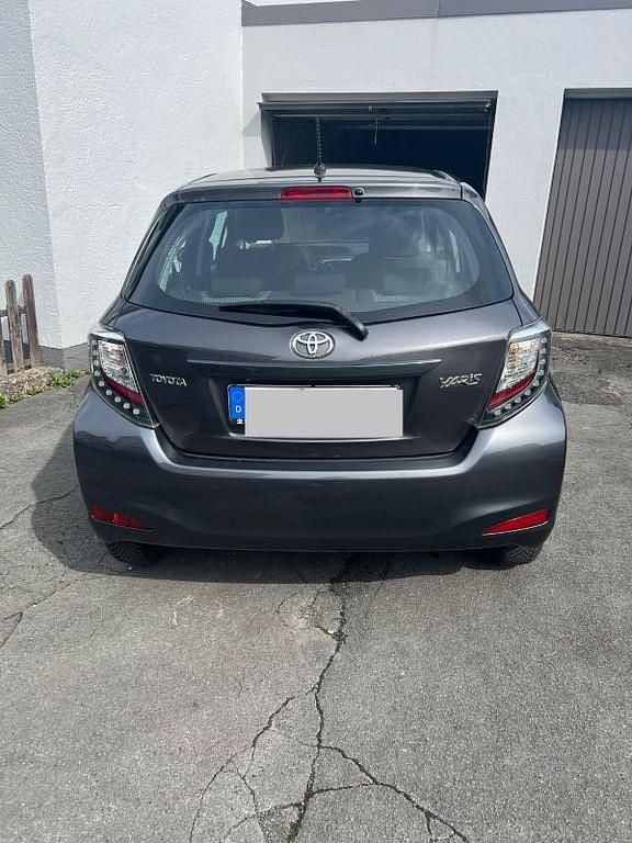 Gebraucht Toyota Yaris 69 PS (50 kW) 2014 Grau Kleinwagen