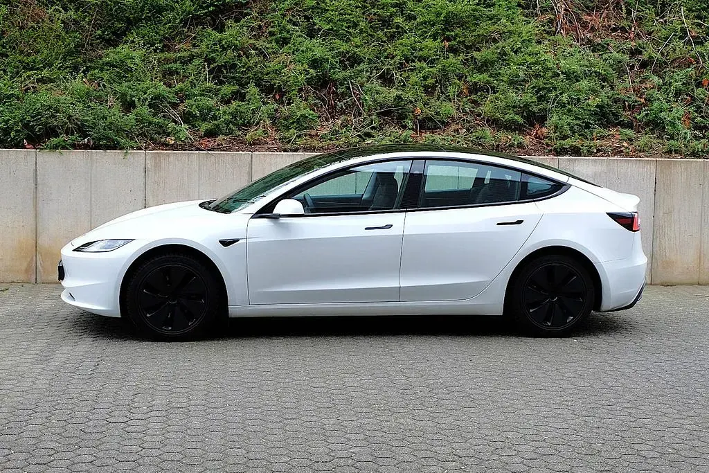 Gebraucht Tesla Model 3 RWD 208 kW (283 PS) 2024 Weiß perleffekt (metallic) Limousine