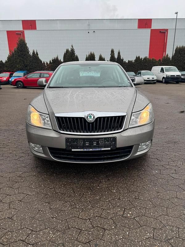 Silber Gebraucht 2011 Skoda Octavia Limousine | 3.699 € (Superpreis) - Bild 1/4
