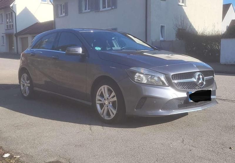 Gebraucht Mercedes A180 122 PS (89 kW) 2016 Grau Limousine