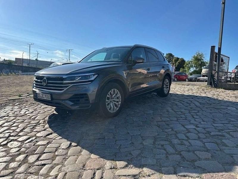 Siliziumgrau metallic Gebraucht 2018 VW Touareg Basis SUV | 25.390 € - Bild 1/4