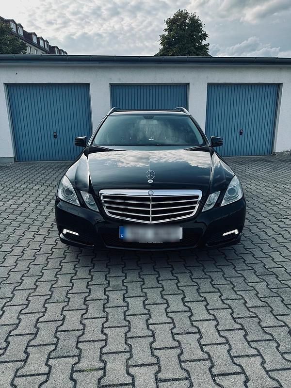 Schwarz Gebraucht 2010 Mercedes E350 Kombi | 12.000 € (Teuer) - Bild 1/4