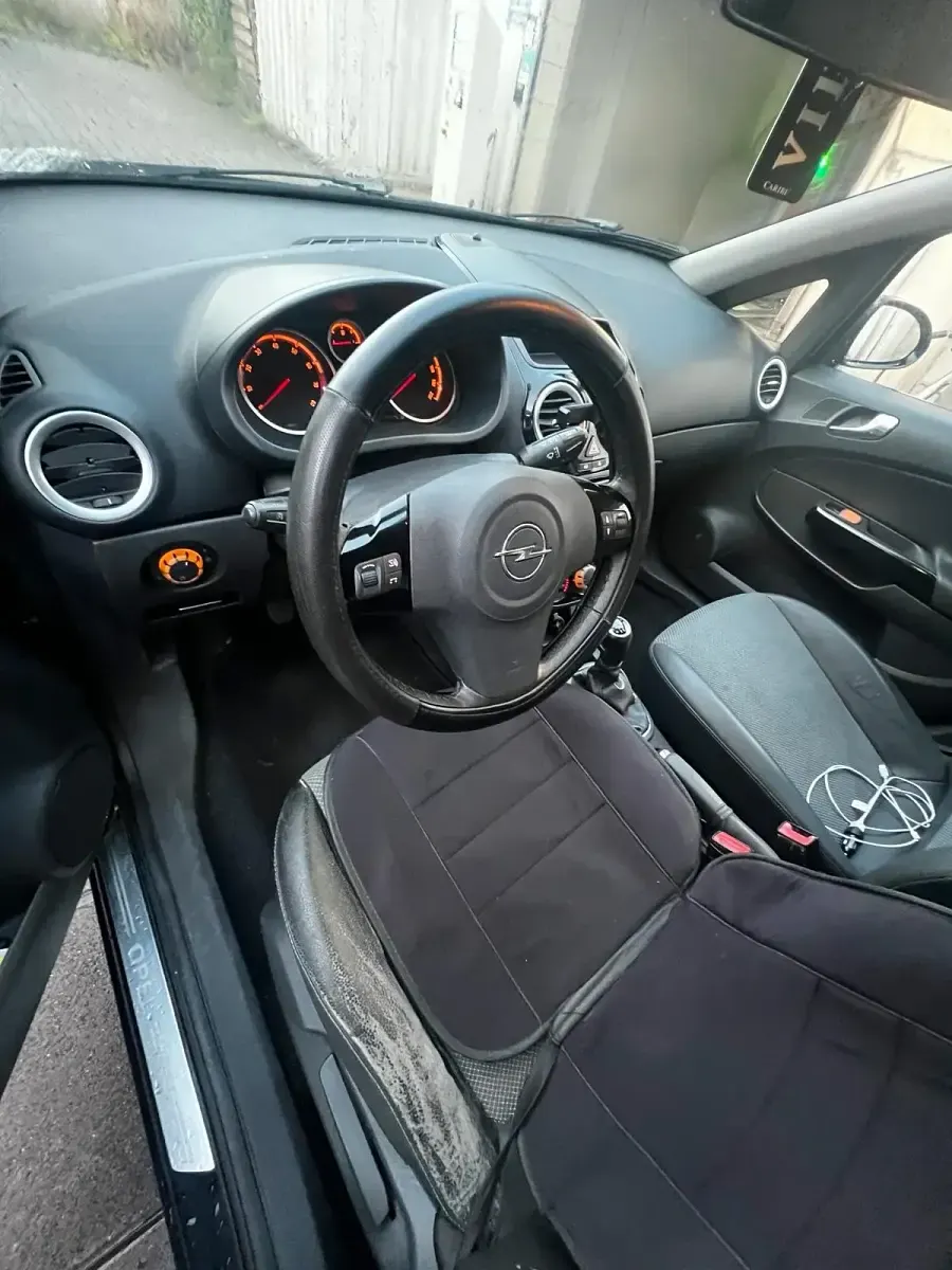 Używany Opel Corsa 75 KM (55 kW) 2010 Czarny Hatchback