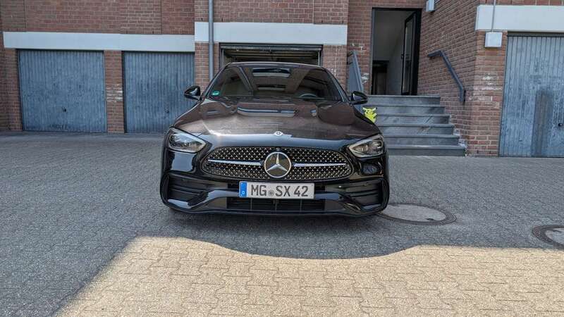 Schwarz Gebraucht 2022 Mercedes C300 AMG line Limousine | 45.250 € (Teuer) - Bild 1/4