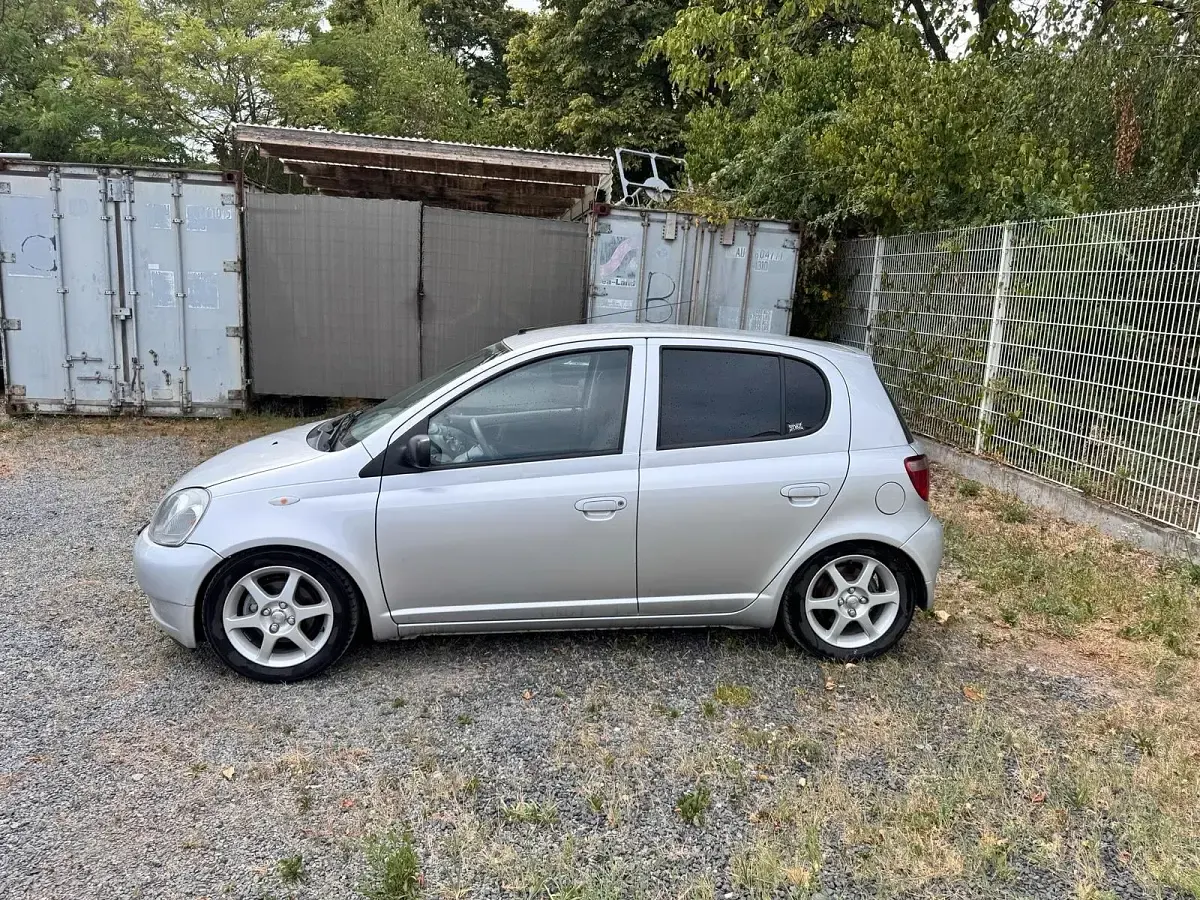 Gebraucht Toyota Yaris 68 PS (50 kW) 2001 Silber Kleinwagen