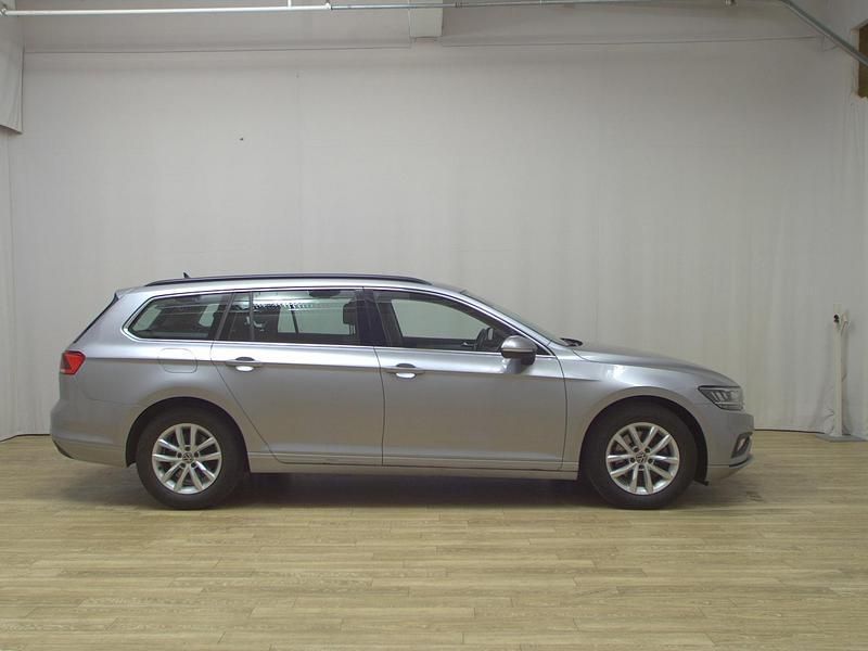 Silber Gebraucht 2021 VW Passat Business Kombi | 19.480 € (Guter Preis) - Bild 1/4