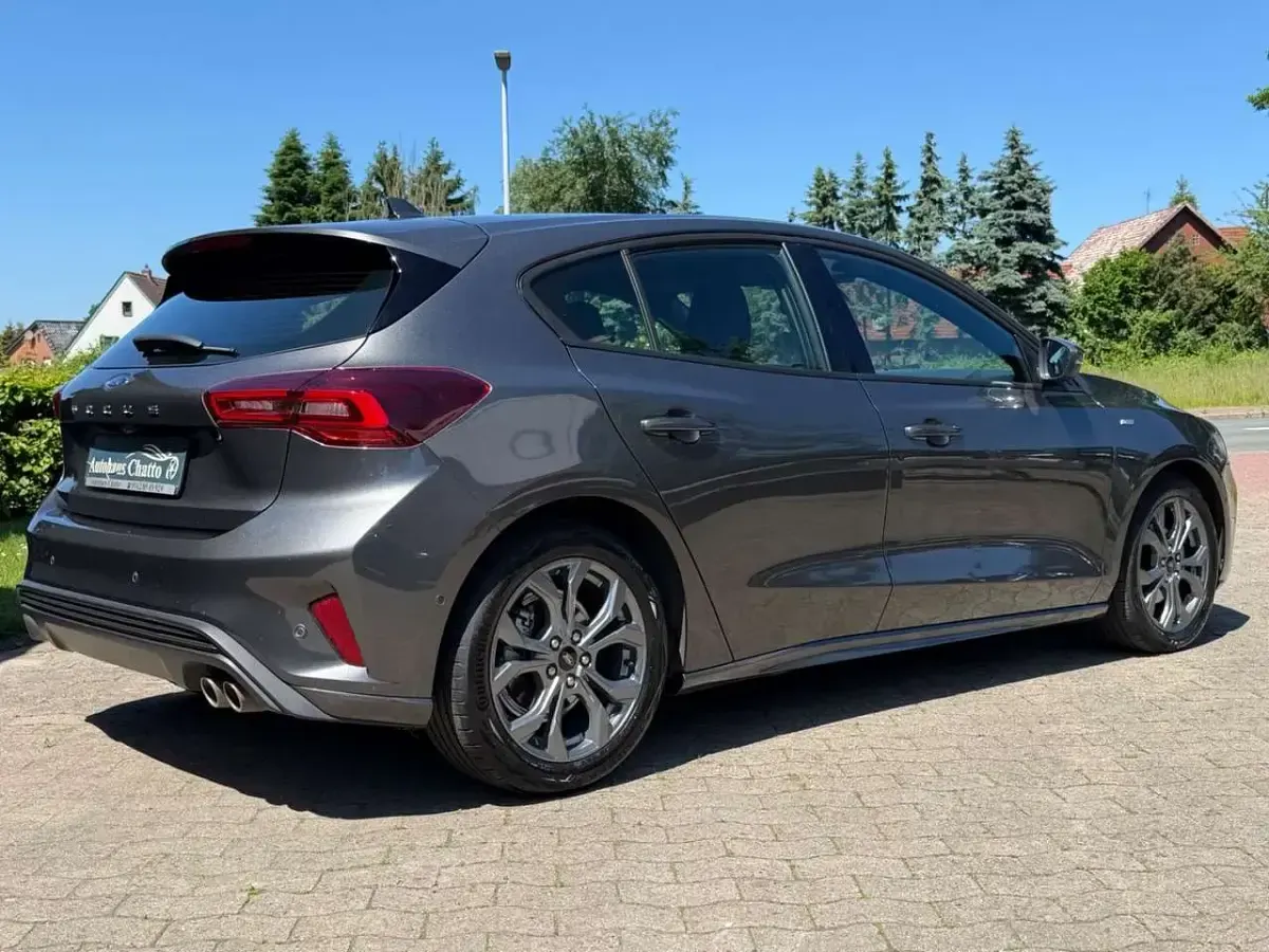 Begagnad Ford Focus ST-Line 125 HK (91 kW) 2024 Grå Sedan