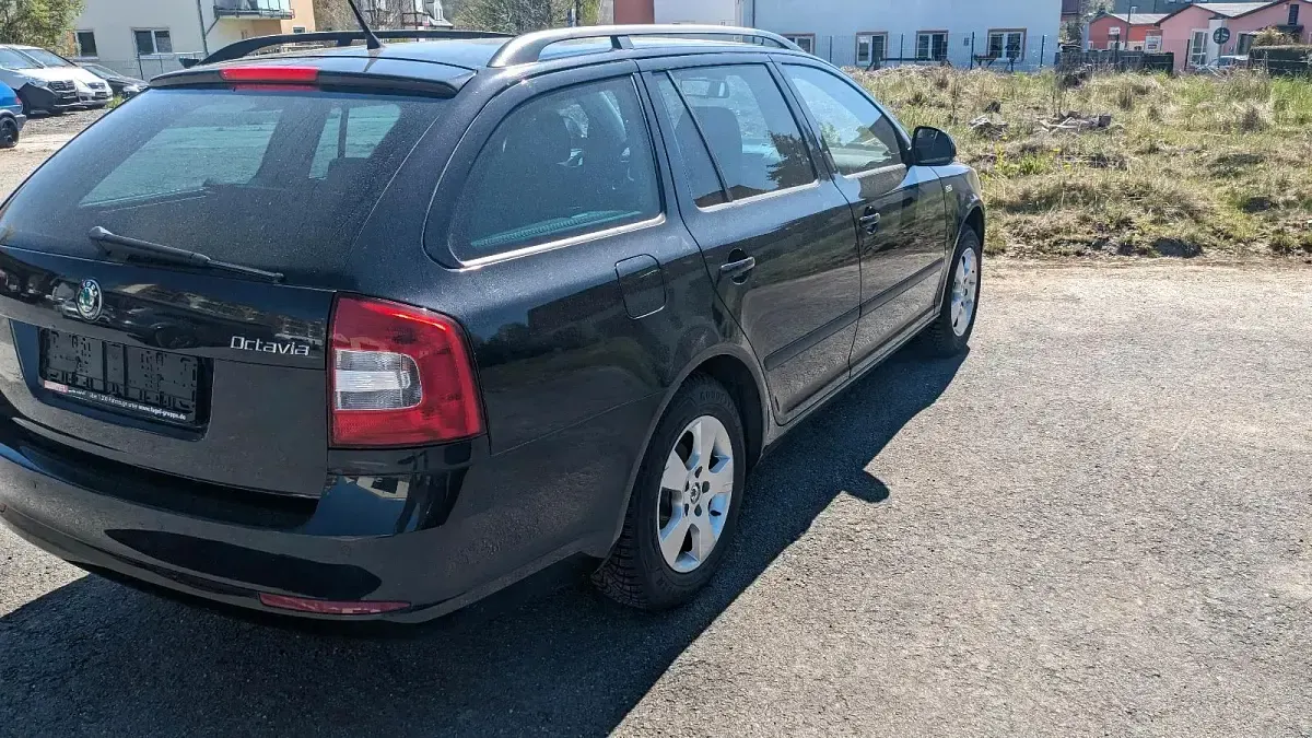 Gebraucht Skoda Octavia 105 PS (77 kW) 2012 Schwarz Kombi