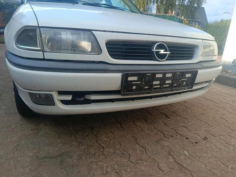 Weiß Gebraucht 1997 Opel Astra Limousine | 1.050 € (Guter Preis) - Bild 1/4