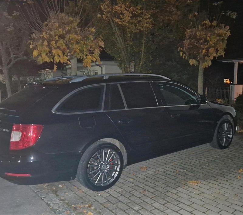 Gebraucht Skoda Superb Ambition 160 PS (117 kW) 2011 Schwarz Kombi