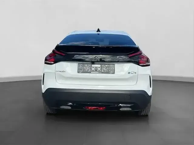 Używany Citroën e-C4 Shine 100 kW (136 KM) 2023 Biały Sedan/Limuzyna