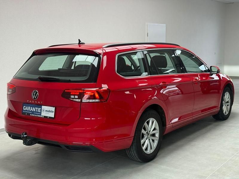 Gebraucht VW Passat 122 PS (89 kW) 2023 Rot Kombi