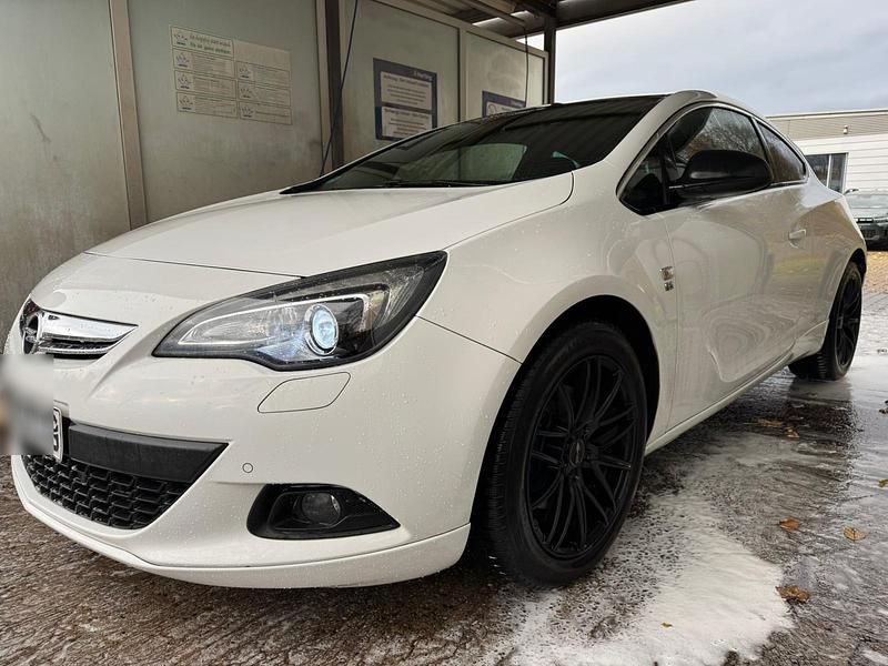 Weiß Gebraucht 2013 Opel Astra GTC OPC Limousine | 7.950 € - Bild 1/4