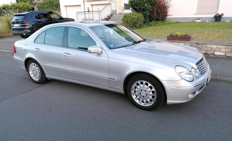 Silber Gebraucht 2004 Mercedes E200 Elegance Limousine | 7.450 € (Teuer) - Bild 1/4