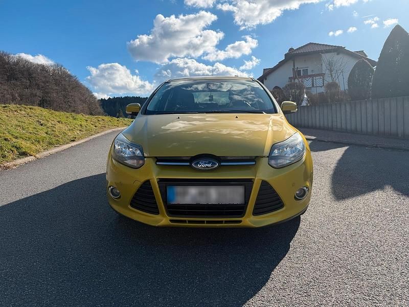 Gebraucht Ford Focus 156 PS (114 kW) 2011 Gelb Limousine