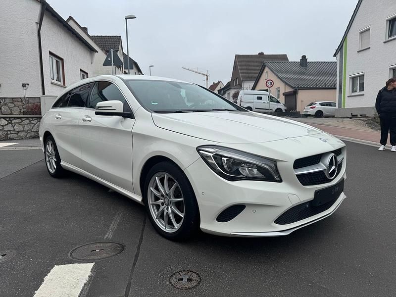 Weiß Gebraucht 2016 Mercedes CLA220 Shooting Brake Kombi | 13.950 € (Guter Preis) - Bild 1/4