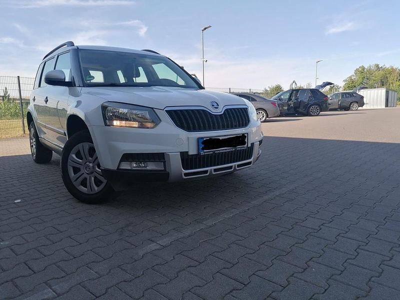 Weiß Gebraucht 2017 Skoda Yeti SUV | 8.900 € (Guter Preis) - Bild 1/4