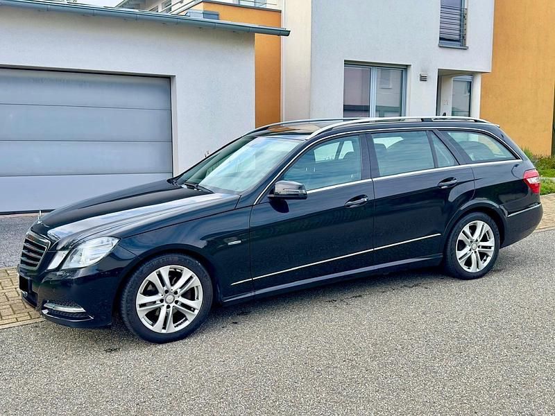Schwarz Gebraucht 2011 Mercedes E220 Avantgarde Kombi | 8.300 € (Fairer Preis) - Bild 1/4