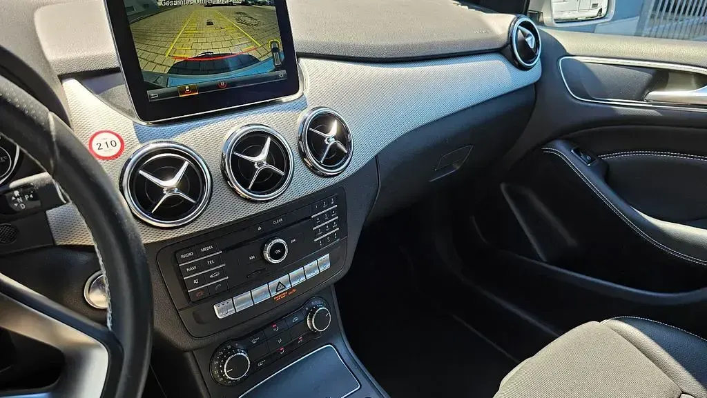 Gebraucht Mercedes B180 Urban 109 PS (80 kW) 2017 Silber Kleinwagen