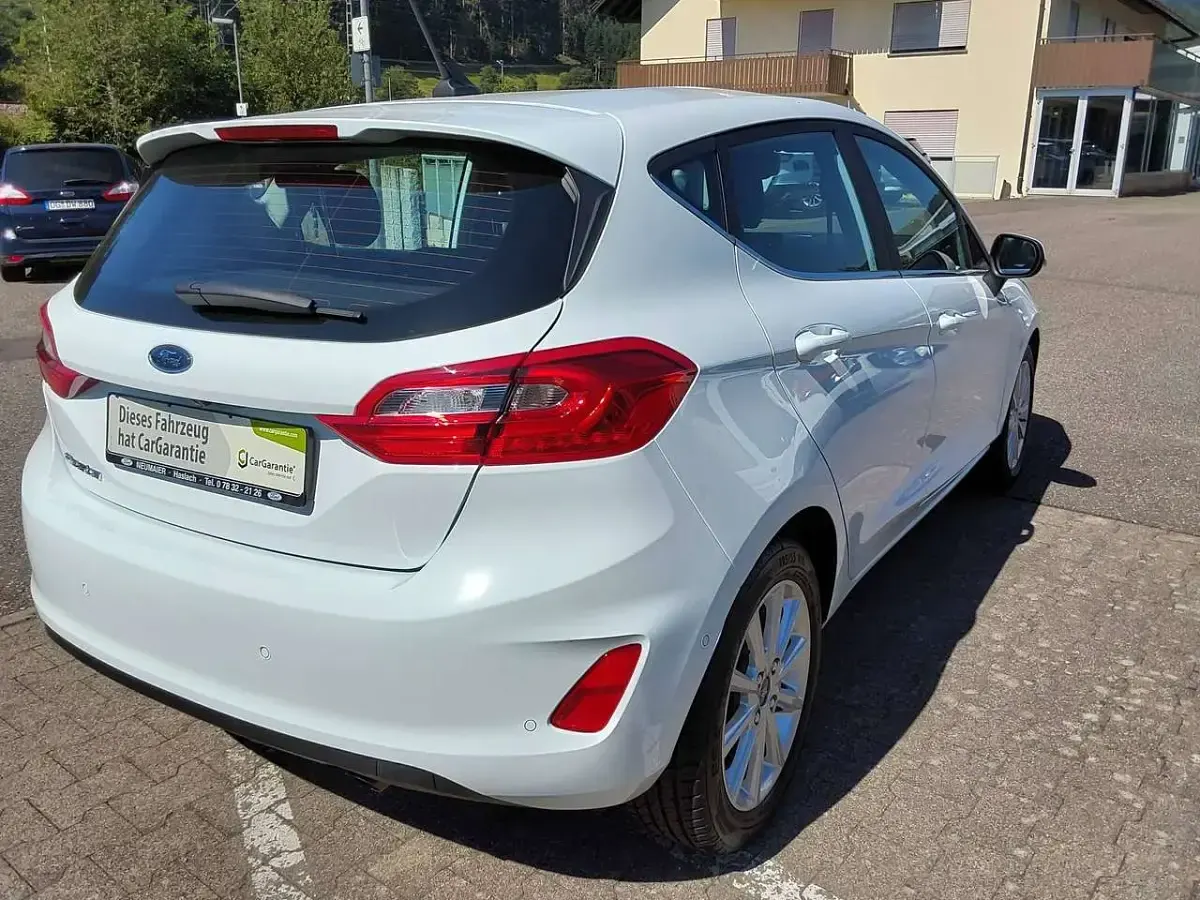 Gebraucht Ford Fiesta Titanium 101 PS (74 kW) 2019 Frostweiß Kleinwagen