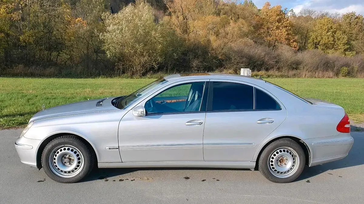 Używany Mercedes E240 177 KM (130 kW) 2003 Srebrny Sedan/Limuzyna