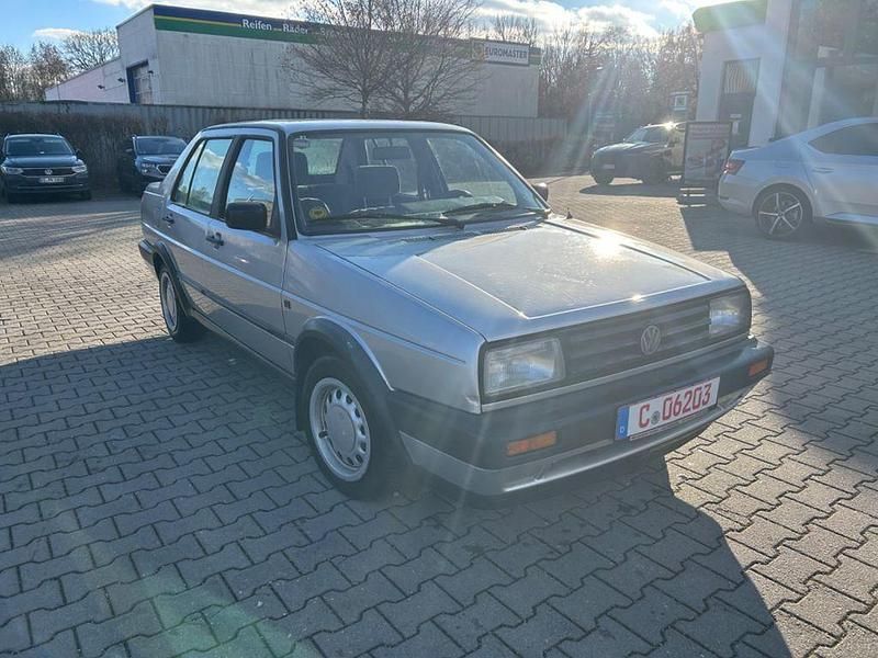 Second-hand VW Jetta 91 CP (66 kW) 1990 Argintiu Berlinǎ