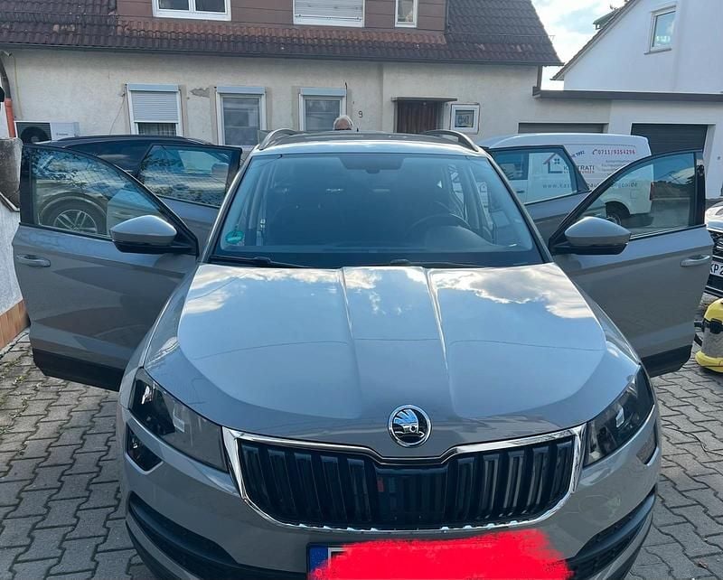 Grau Gebraucht 2019 Skoda Karoq Ambition SUV | 17.495 € (Superpreis) - Bild 1/4
