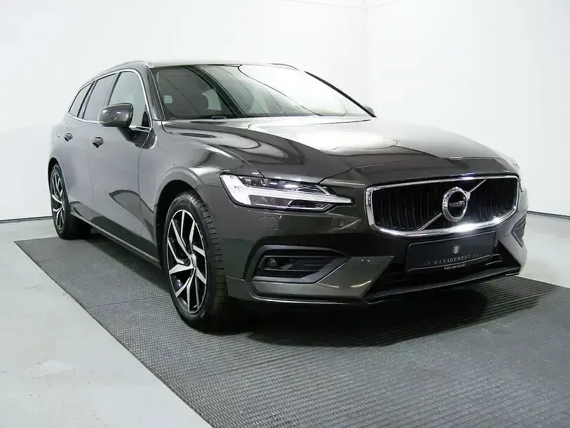 Gebraucht Volvo V60 Momentum 190 PS (139 kW) 2019 Pine grey (metallic) Kombi