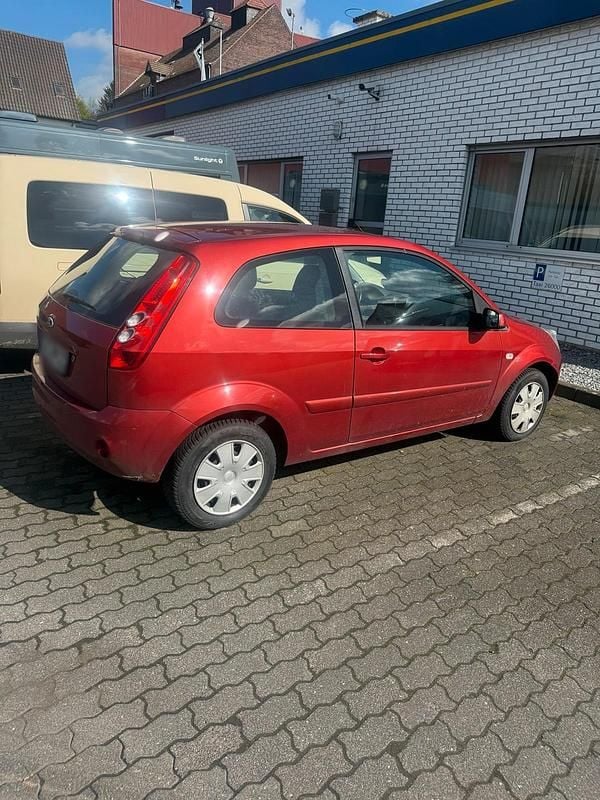 Używany Ford Fiesta 80 KM (58 kW) 2008 Czerwony Hatchback