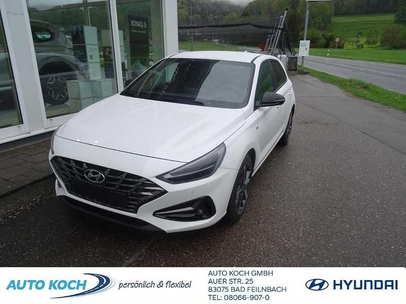 Serenity white / mic) (weiss Gebraucht 2024 Hyundai i30 Advantage Limousine | 23.990 € (Guter Preis) - Bild 1/4