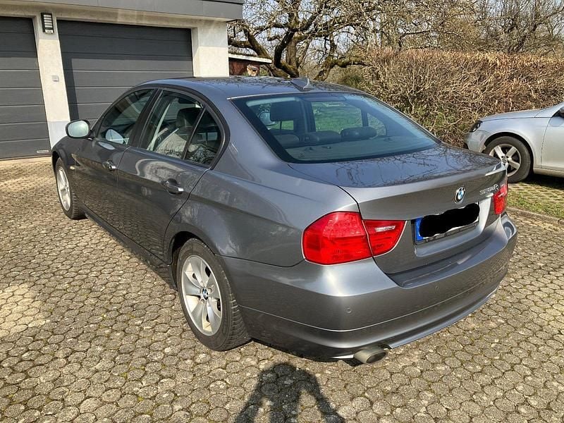 Gebraucht BMW 320 Exclusive 184 PS (135 kW) 2010 Grau Limousine
