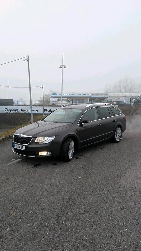 Braun Gebraucht 2011 Skoda Superb Kombi | 5.500 € (Superpreis) - Bild 1/4