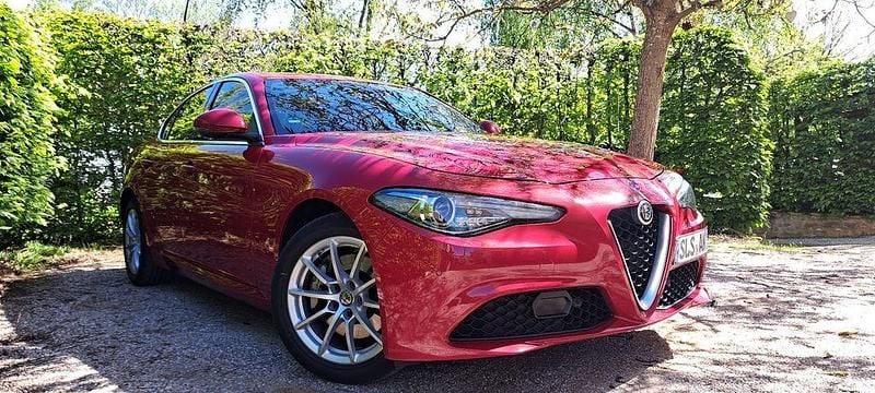 Rot Gebraucht 2018 Alfa Romeo Giulia Limousine | 20.800 € (Fairer Preis) - Bild 1/4