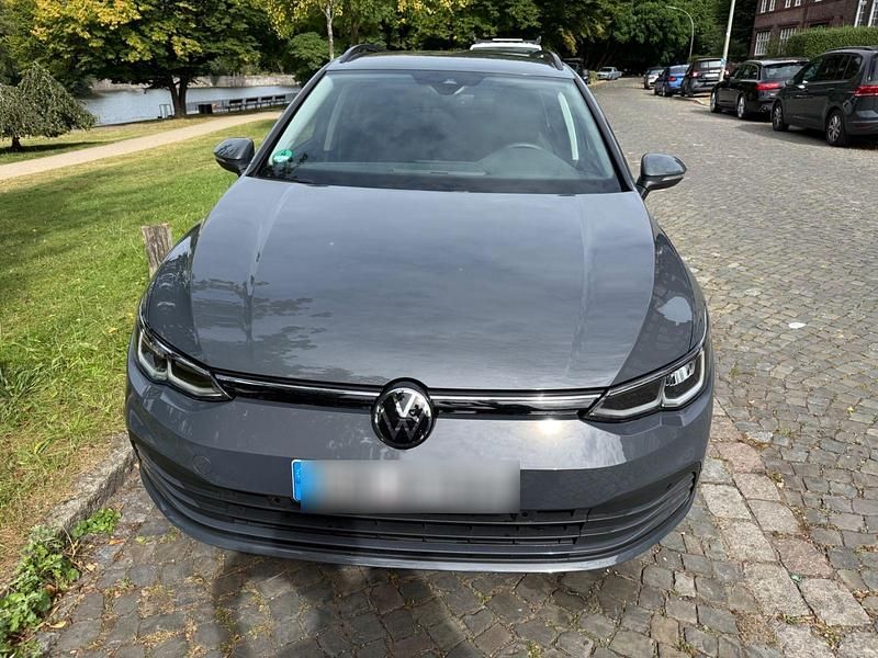 Grau Gebraucht 2023 VW Golf VIII Move Kombi | 25.100 € (Fairer Preis) - Bild 1/4