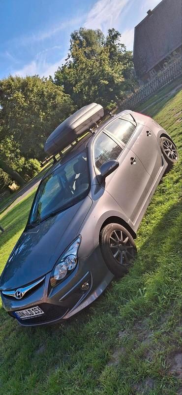 Grau Gebraucht 2012 Hyundai i30 Edition Limousine | 2.800 € (Superpreis) - Bild 1/4