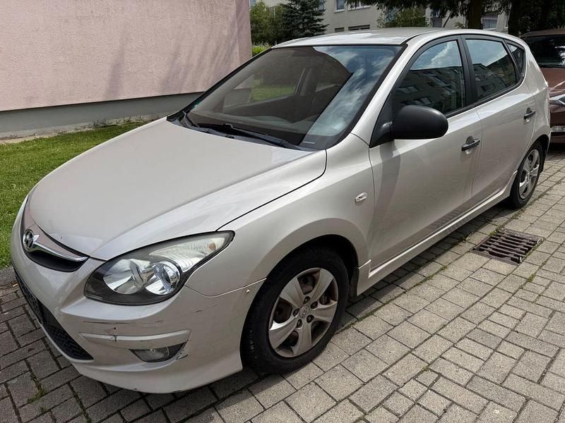 Silber Gebraucht 2010 Hyundai i30 Classic Limousine | 1.250 € (Superpreis) - Bild 1/4