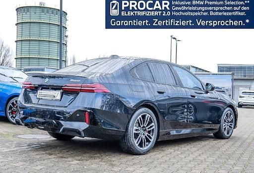 Gebraucht BMW 550e M Sport 489 PS (359 kW) 2025 Schwarz Limousine