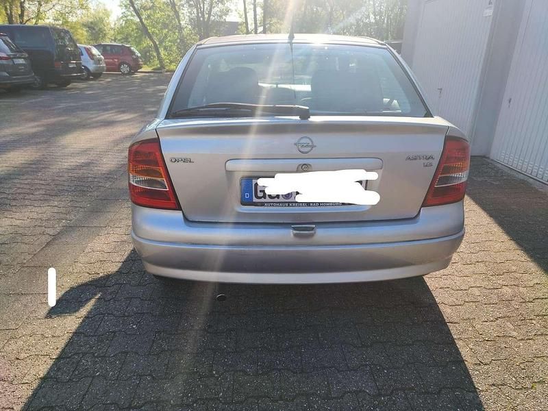 Używany Opel Astra 101 KM (74 kW) 2002 Srebrny Sedan/Limuzyna
