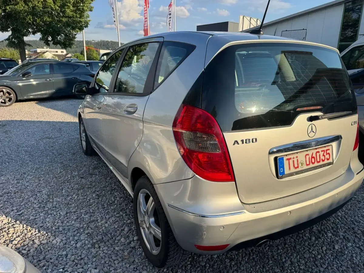 Gebraucht Mercedes A180 109 PS (80 kW) 2010 Silber Limousine