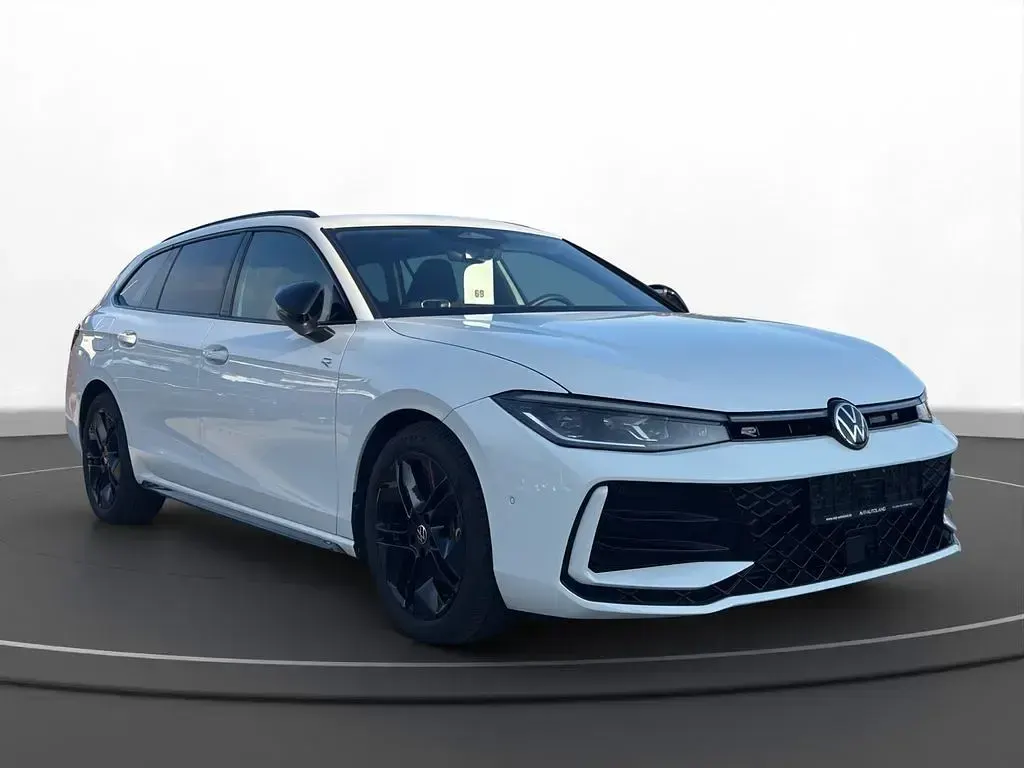 Gebraucht VW Passat R-line 150 PS (110 kW) 2025 Pure white Kombi