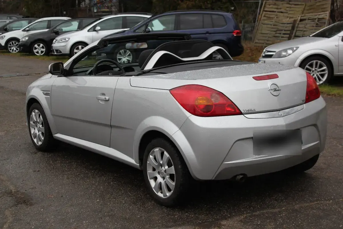 Gebraucht Opel Tigra Basis 125 PS (91 kW) 2004 Silber Cabrio