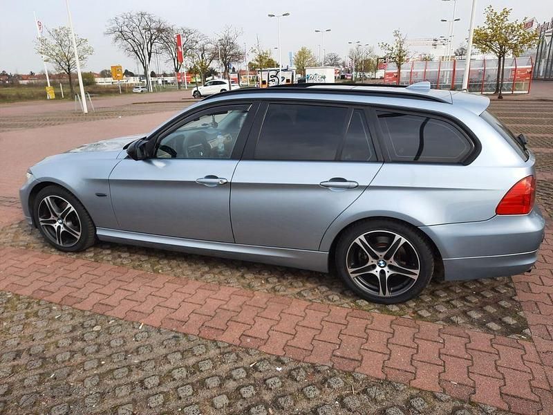 Gebraucht BMW 318 Exclusive 143 PS (105 kW) 2010 Blau Kombi