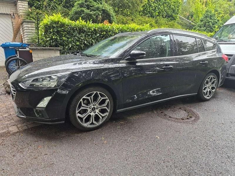 Schwarz (metallic) Gebraucht 2020 Ford Focus Titanium X Kombi | 14.995 € (Fairer Preis) - Bild 1/4