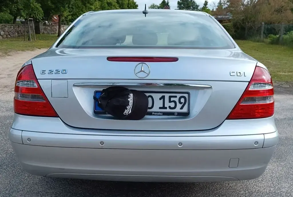 Gebraucht Mercedes E220 Classic 150 PS (110 kW) 2005 Silber Limousine