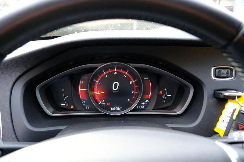 Gebraucht Volvo V40 122 PS (89 kW) 2017 Weiß Limousine