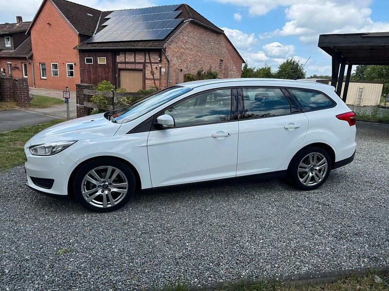 Weiß Gebraucht 2017 Ford Focus Trend Kombi | 7.950 € (Fairer Preis) - Bild 1/4
