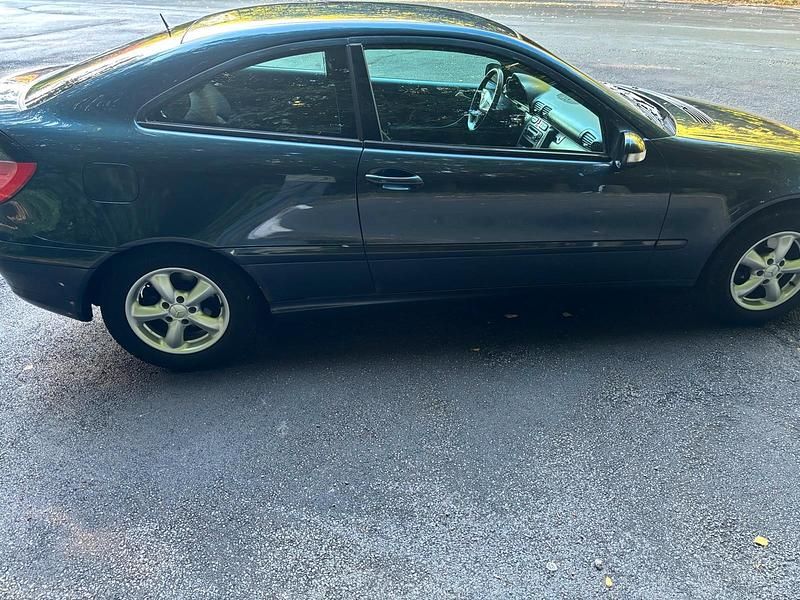 Second-hand Mercedes C200 120 CP (88 kW) 2002 Albastru Coupe