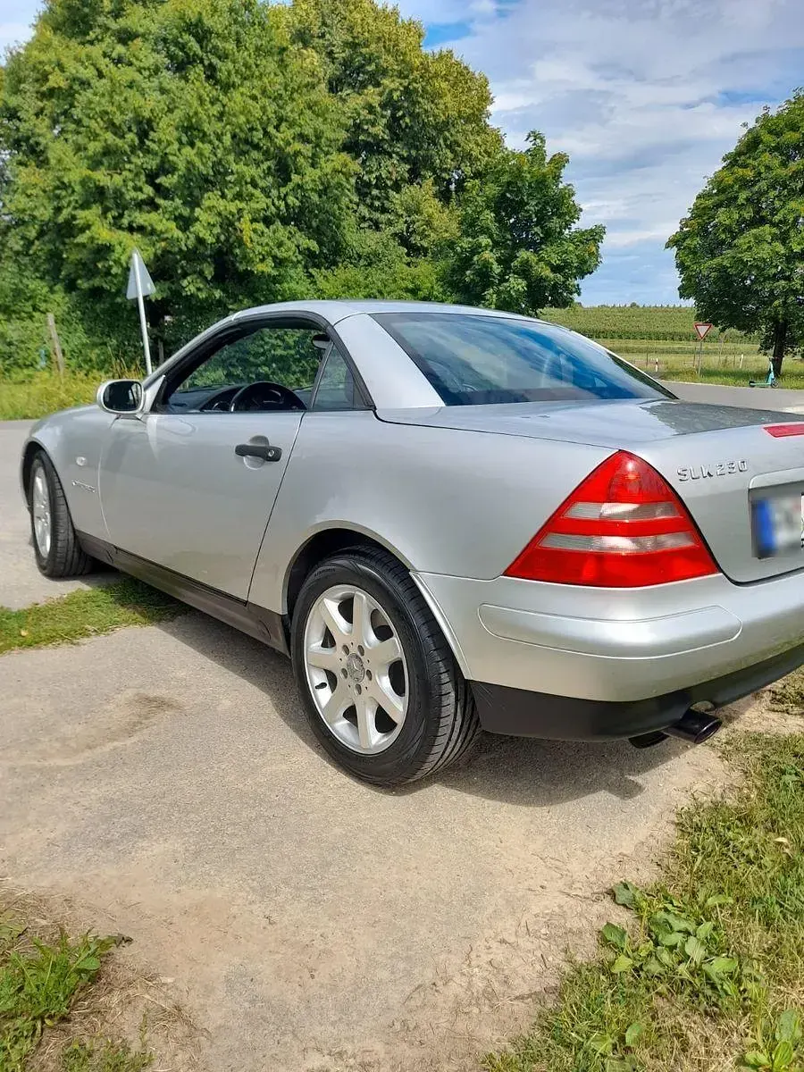 Gebraucht Mercedes SLK230 193 PS (141 kW) 1997 Silber Cabrio